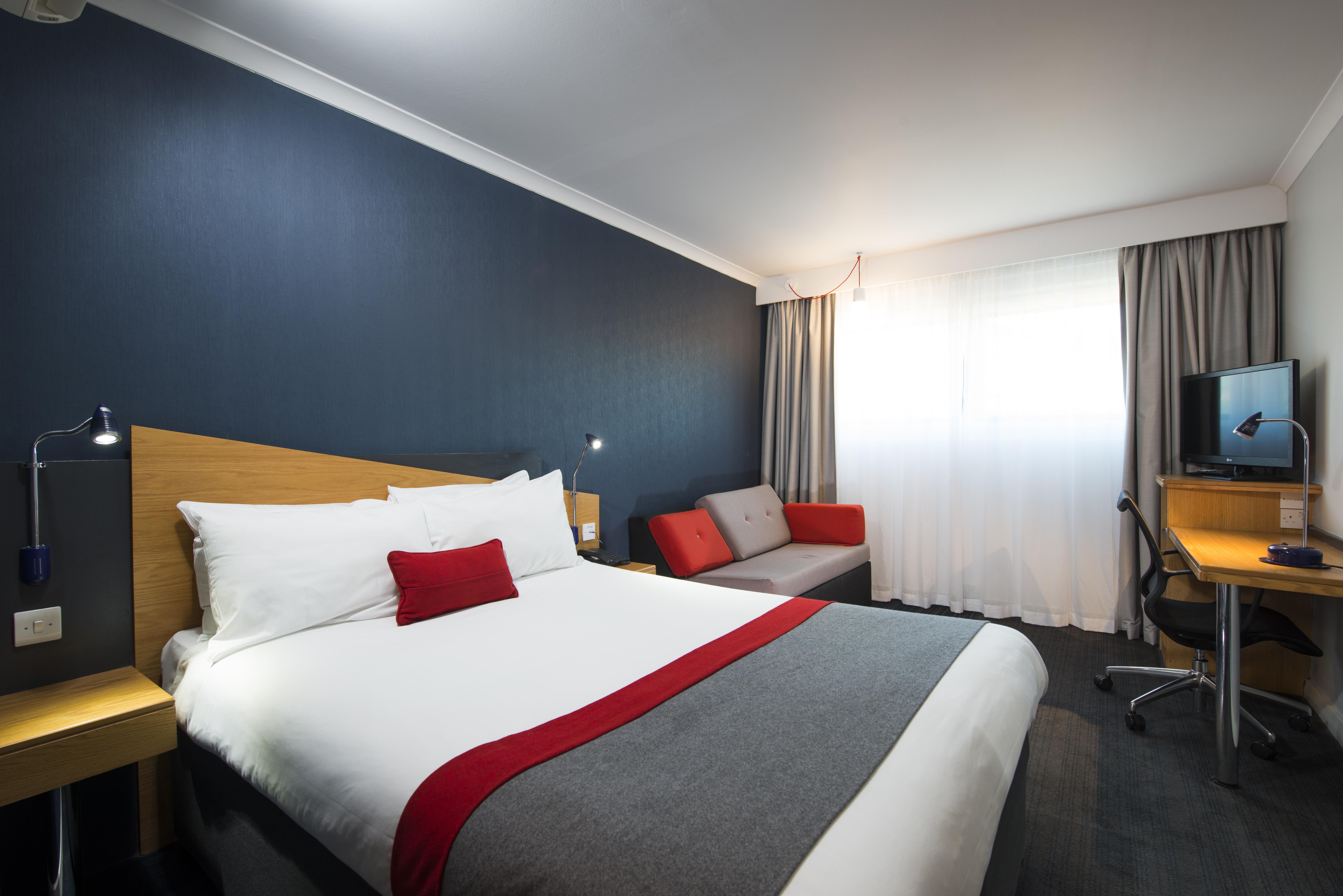 Holiday Inn Express East Midlands Airport By Ihg Castle Donington Exterior foto