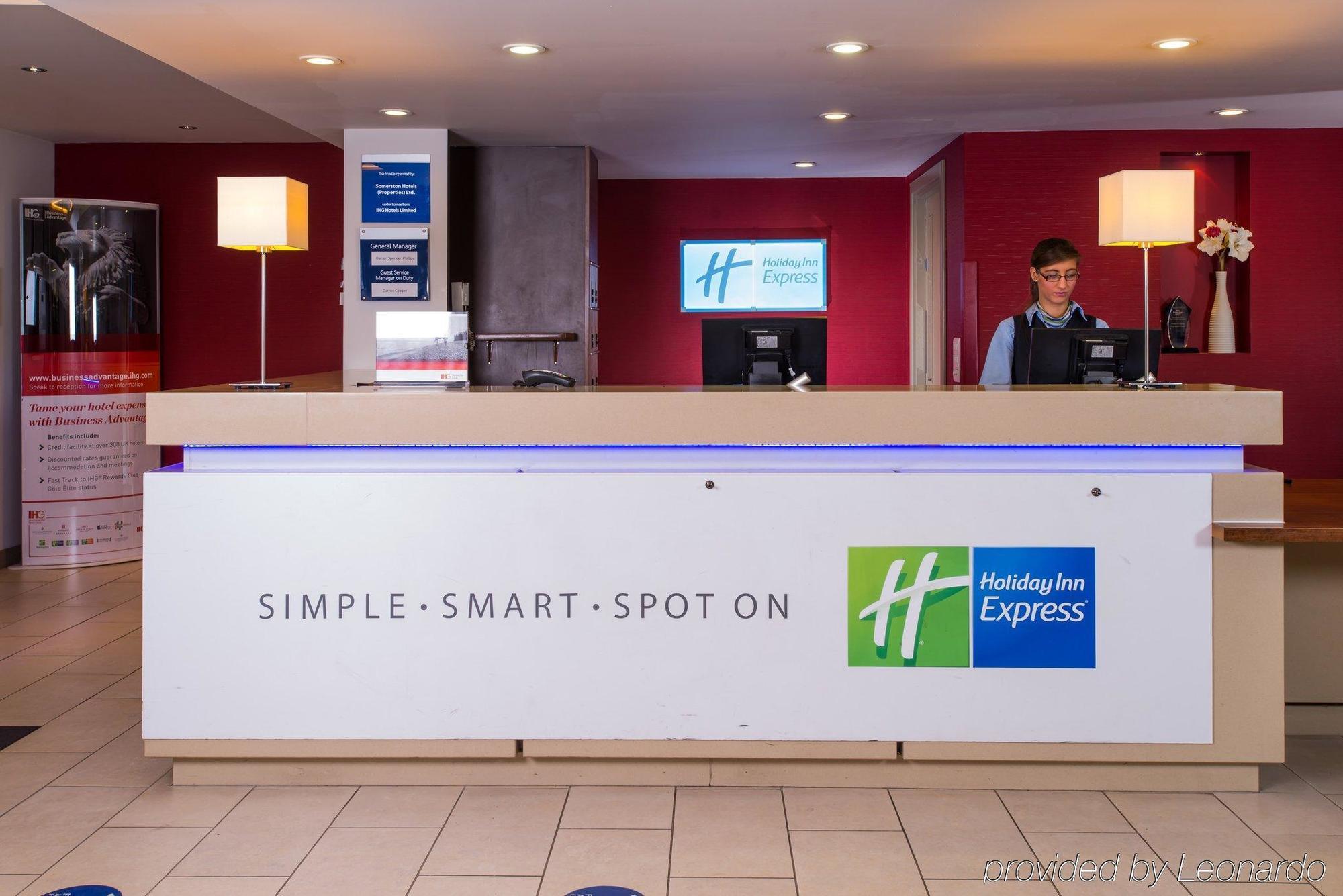 Holiday Inn Express East Midlands Airport By Ihg Castle Donington Exterior foto