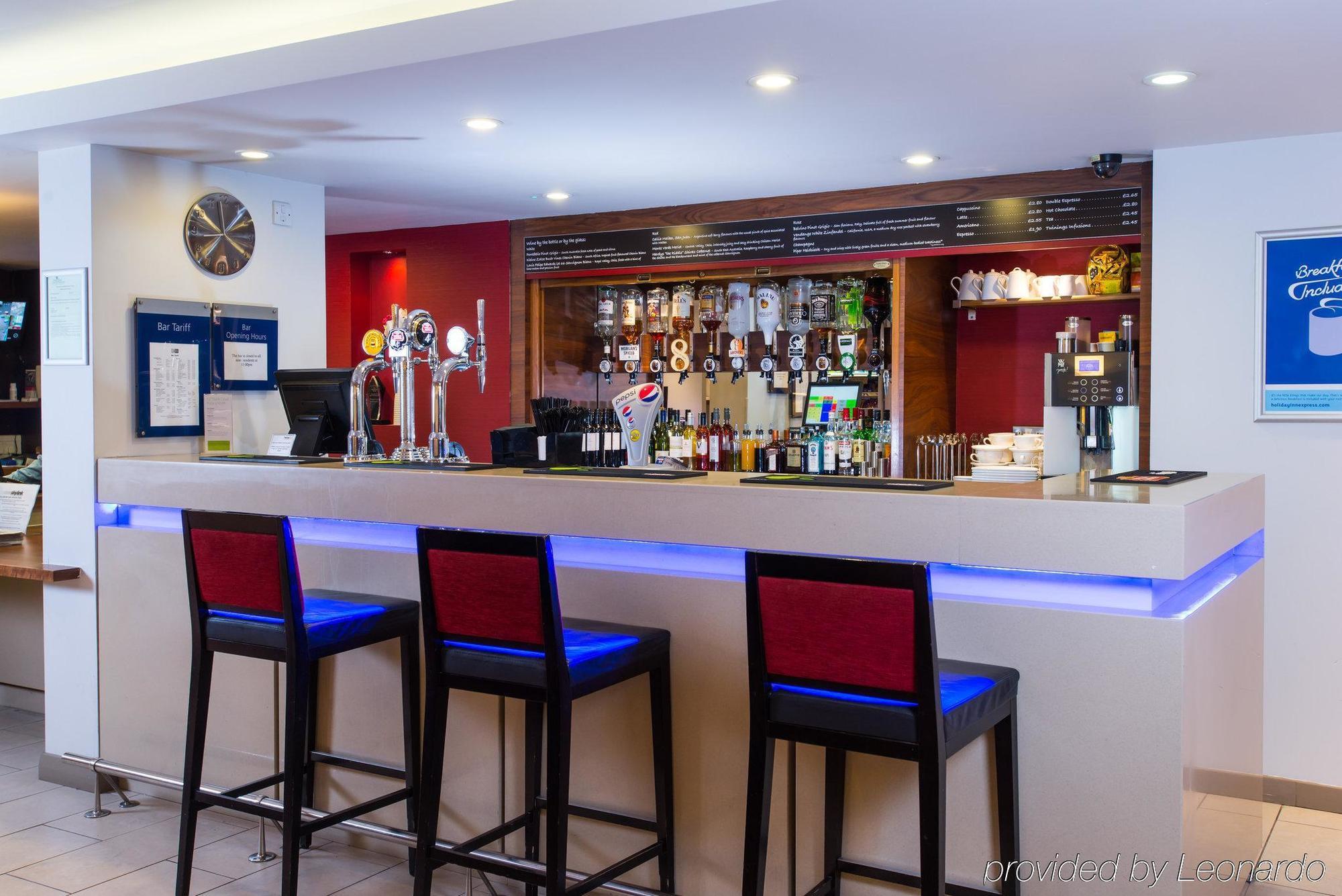 Holiday Inn Express East Midlands Airport By Ihg Castle Donington Exterior foto