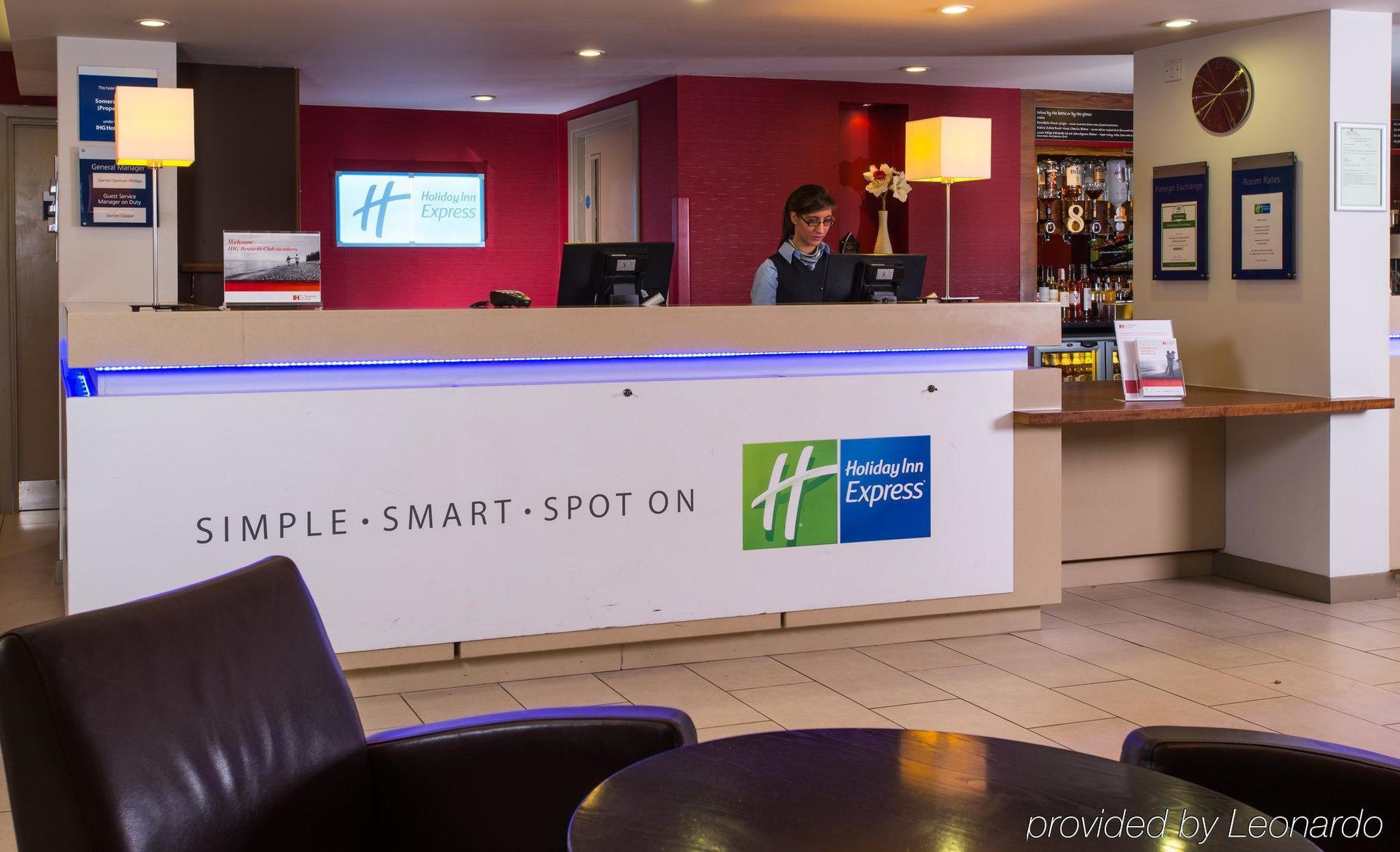 Holiday Inn Express East Midlands Airport By Ihg Castle Donington Exterior foto