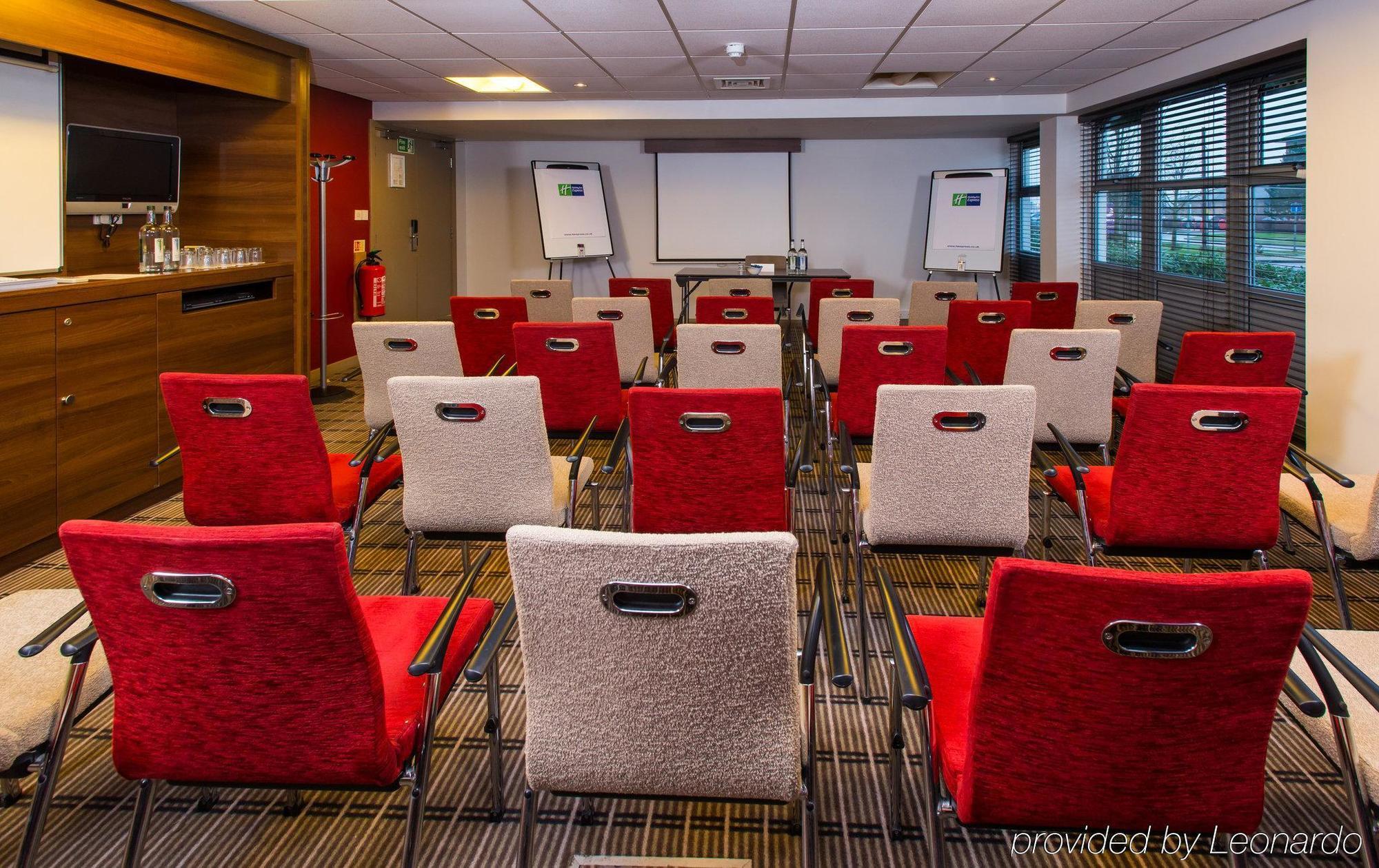Holiday Inn Express East Midlands Airport By Ihg Castle Donington Exterior foto