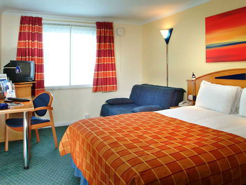 Holiday Inn Express East Midlands Airport By Ihg Castle Donington Exterior foto