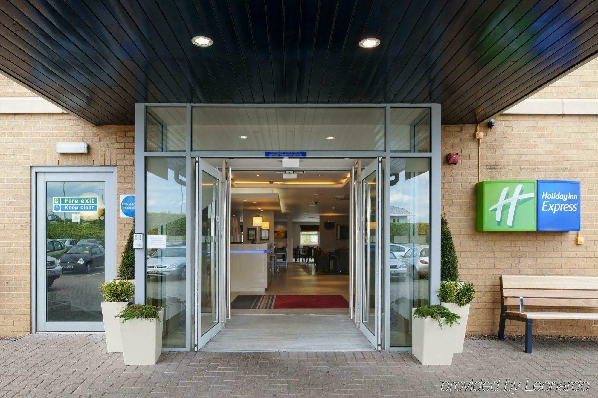 Holiday Inn Express East Midlands Airport By Ihg Castle Donington Exterior foto
